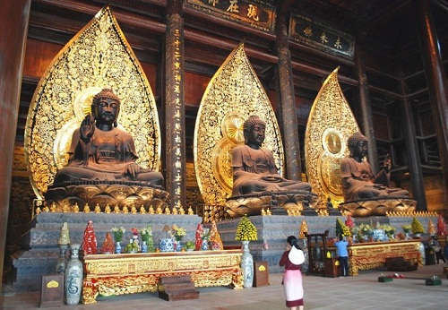 Ba pho tượng phật dát đồng đen tại điện Tam Thế, chùa Tam Chúc.